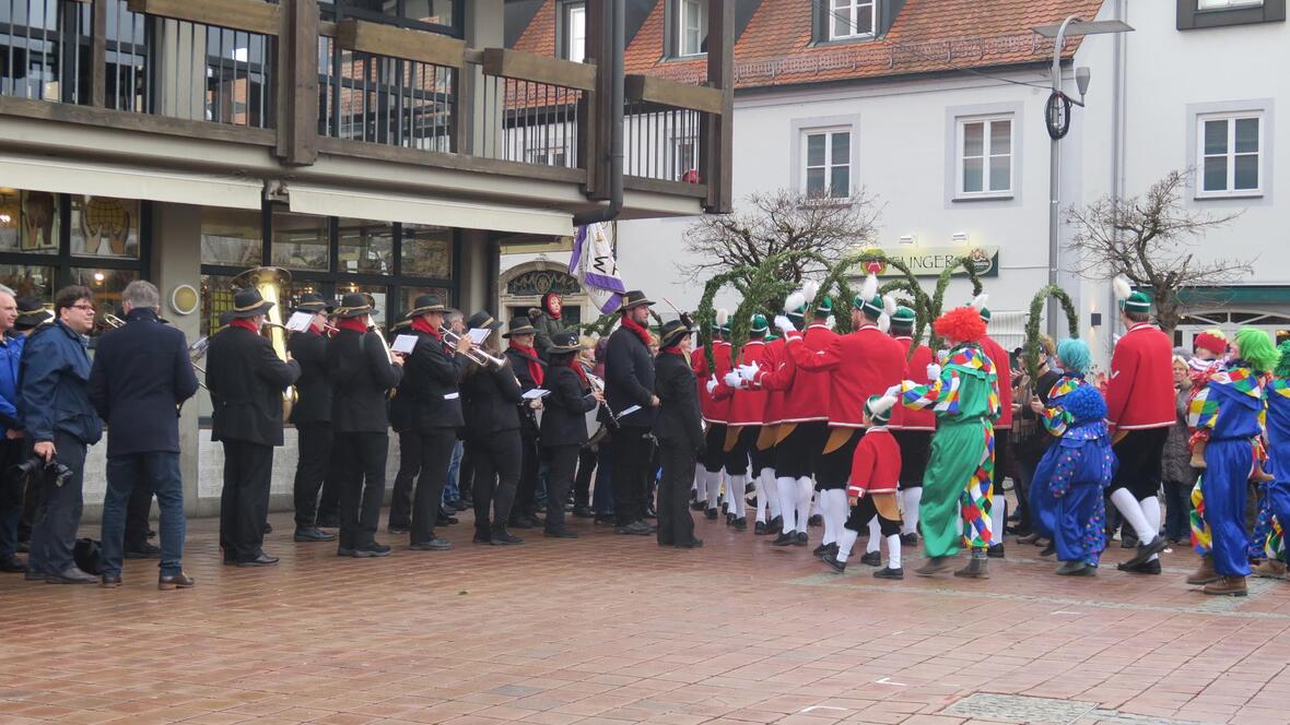 bunt-bekleidete-schaeffler-verlassen-den-schrannenplatz