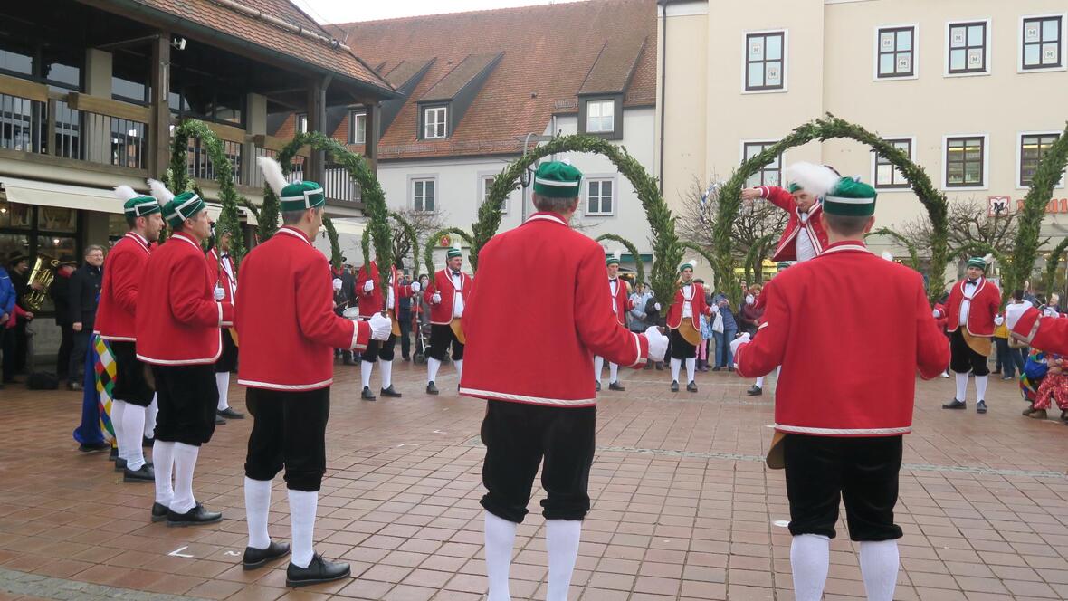 mit-roten-jacken-und-schwarzen-kniebundhosen-bekleidet-tanzen-die-schaeffler-bei-ihrem-auftritt