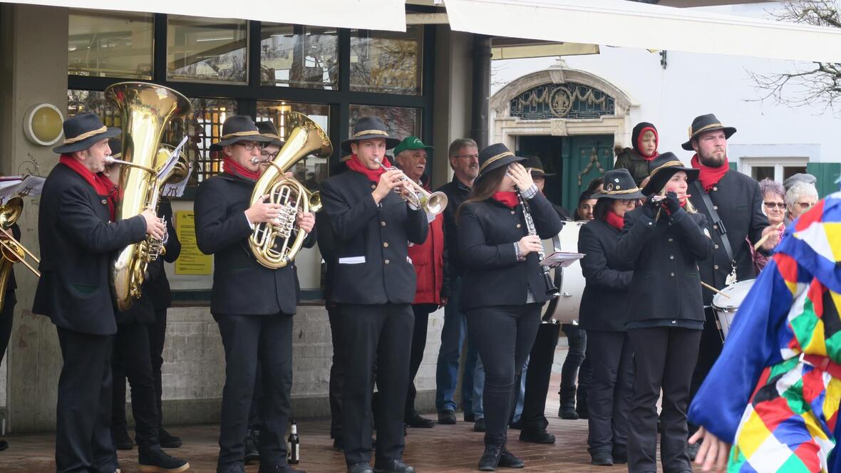 musikkapelle-beim-schaefflertanz-in-neuburg