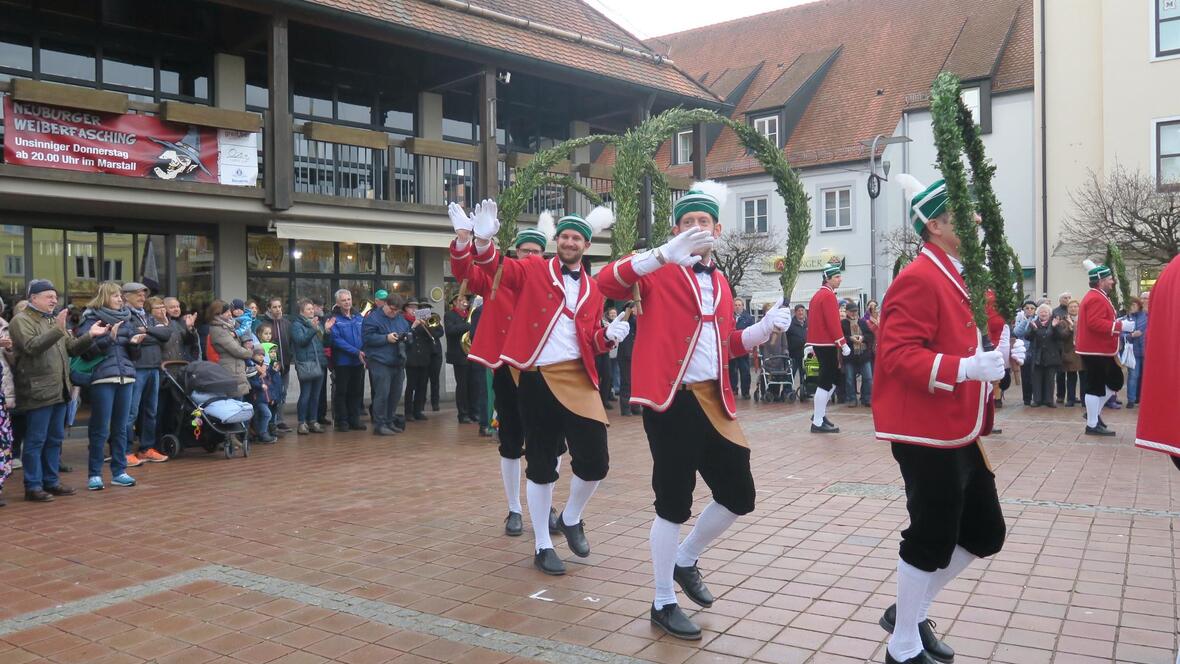 gute-stimmung-beim-auftritt-der-schaeffler-auf-dem-schrannenplatz