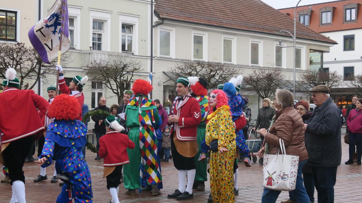 narre-und-kasperl-der-schaeffler-beim-schaefflertanz-in-neuburg