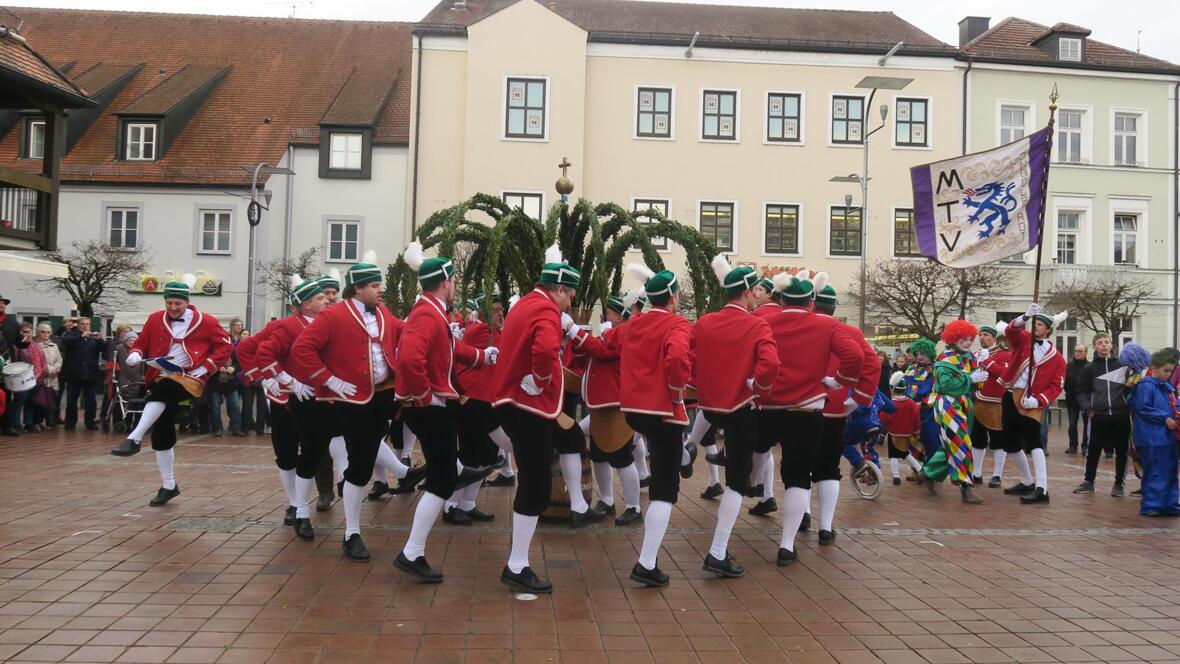 tanzende-schaeffler-auf-dem-schrannenplatz