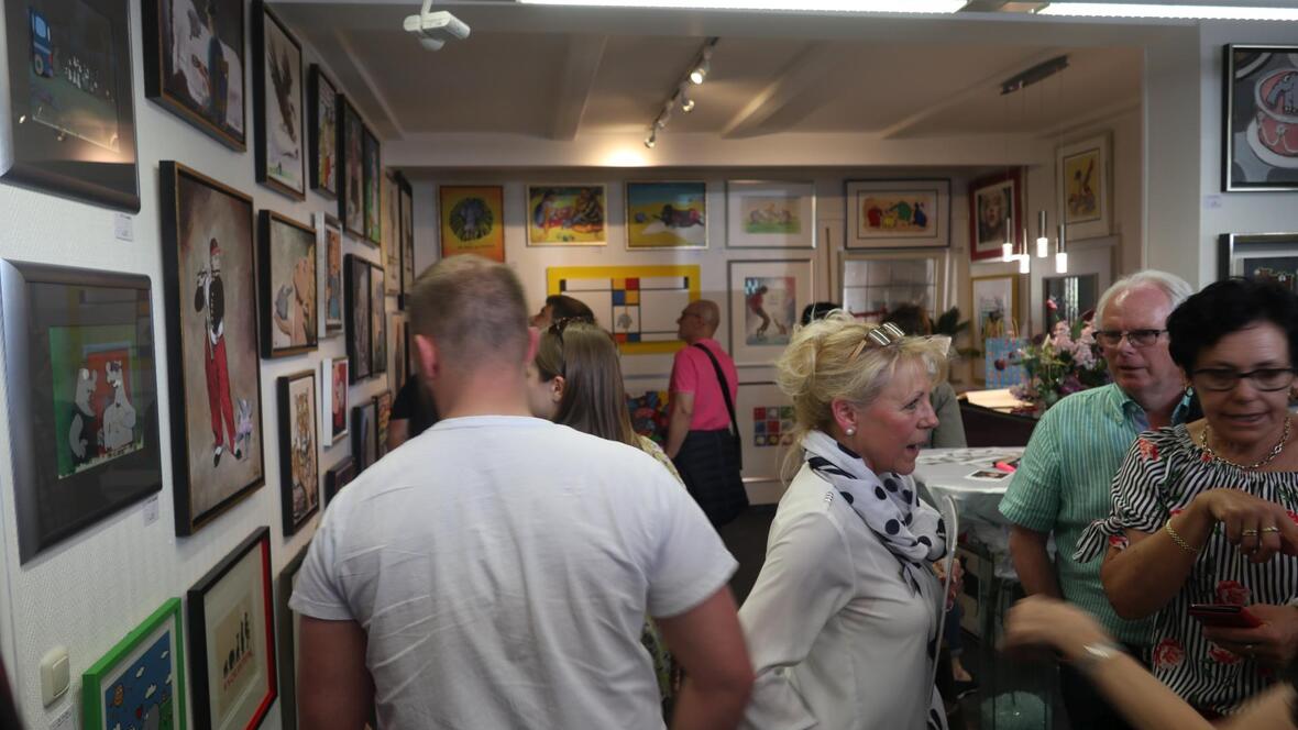 bilder-ausstellung-von-otto-waalkes-in-der-galerie-glaserei-nassler-in-neuburg