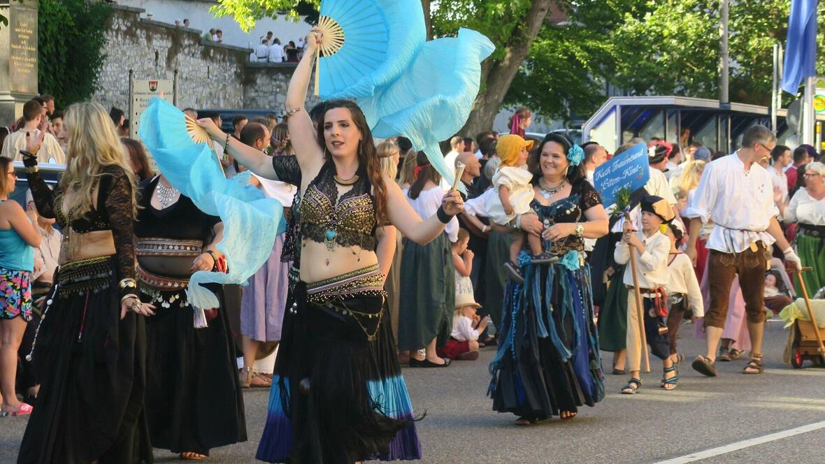 die-bauchtaenzerinnen-schwingen-beim-einzug-zum-neuburger-schlossfest-die-hueften