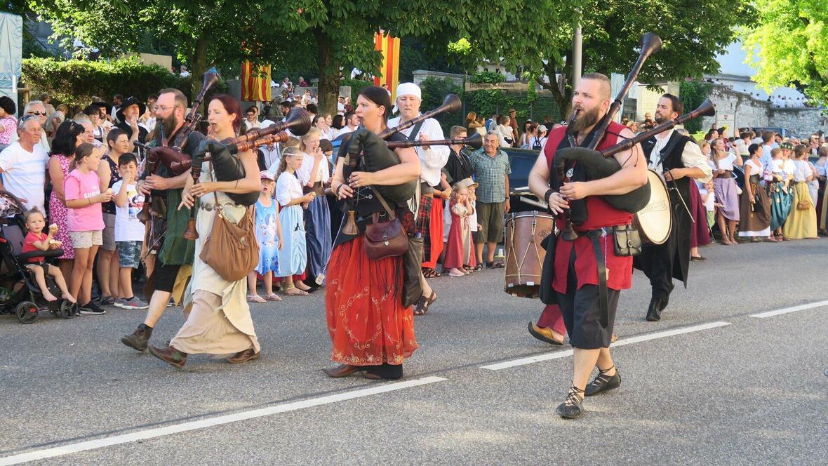 zackenflanke-zieht-am-neuburger-schlossfest-umzug-mit-ein