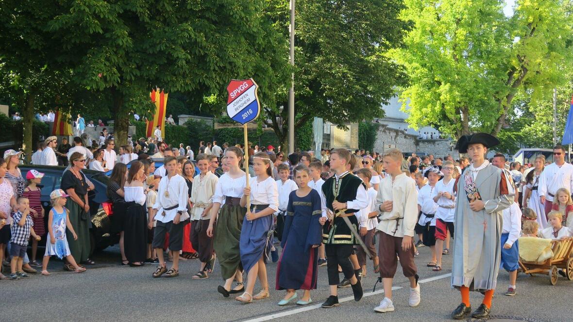 die-jugend-der-spielvereinigung-unterstall-joshofen-am-schlossfest-umzug