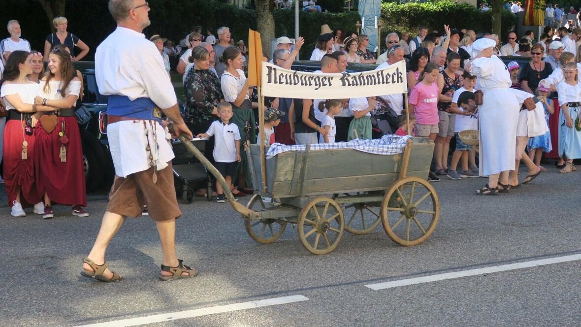 die-baeckerei-schlegl-verteilt-kleine-neuburger-rahmflecken