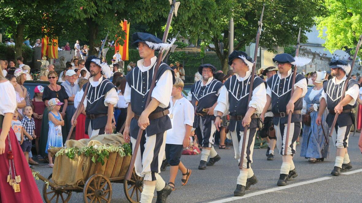 die-amicis-ziehen-im-gleichschritt-mit-bollerwagen-und-hellebarden-vorbei