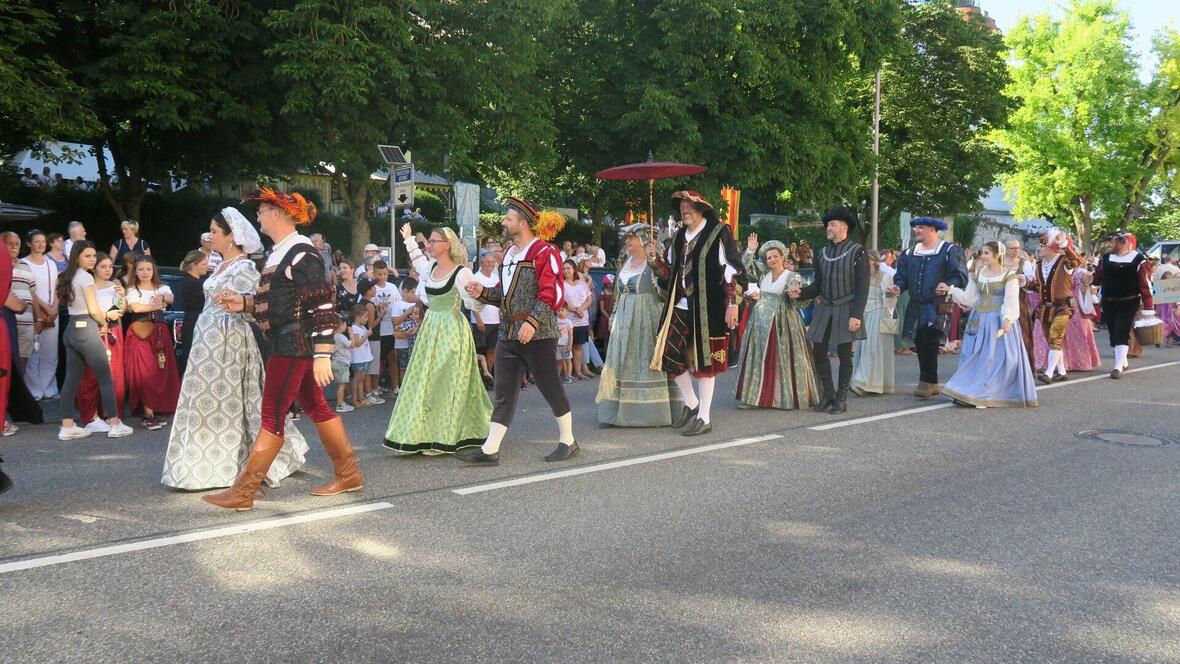 in-edlem-schlossfest-gewand-ziehen-die-mitwirkenden-die-strasse-entlang