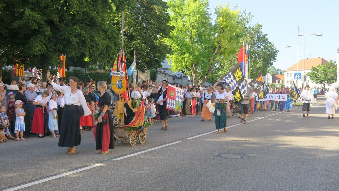 die-buntspechte-mit-ihren-fahnen-am-neuburger-schlossfest