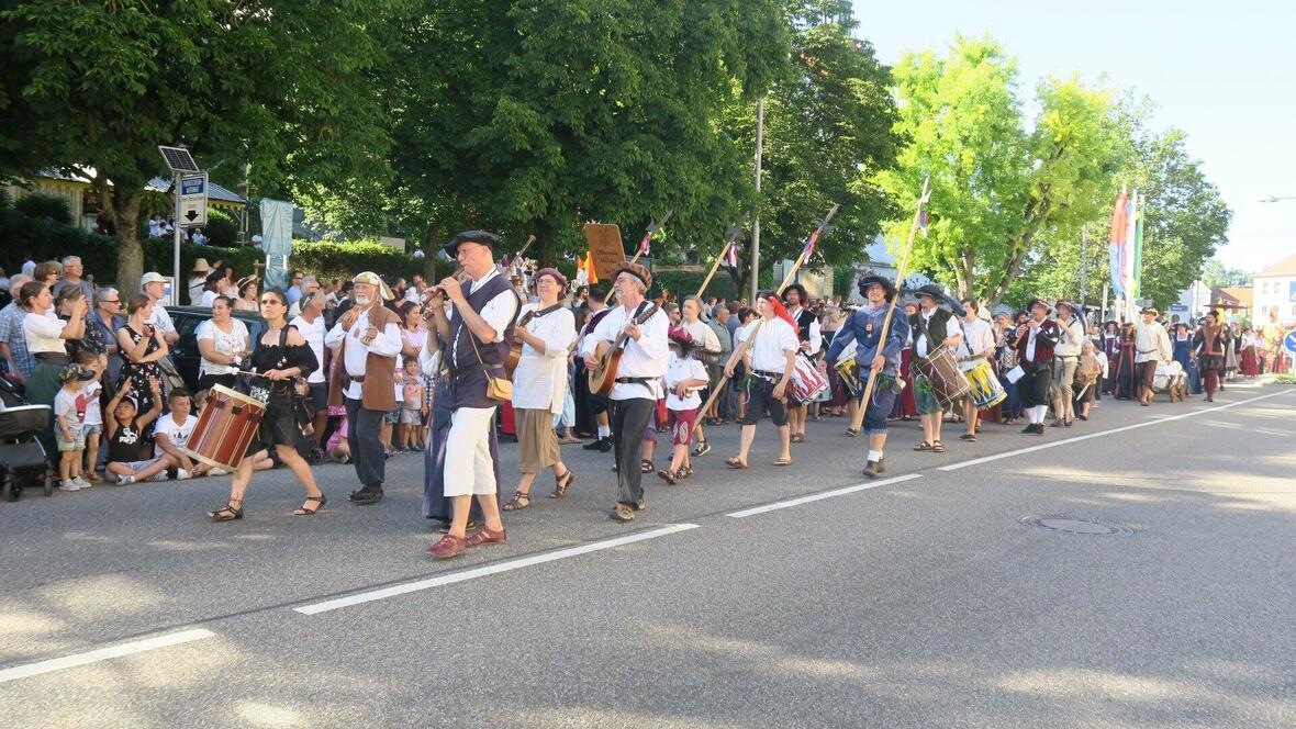 musikanten-und-spielleut-beteiligten-sich-am-schlossfest-umzug-in-neuburg