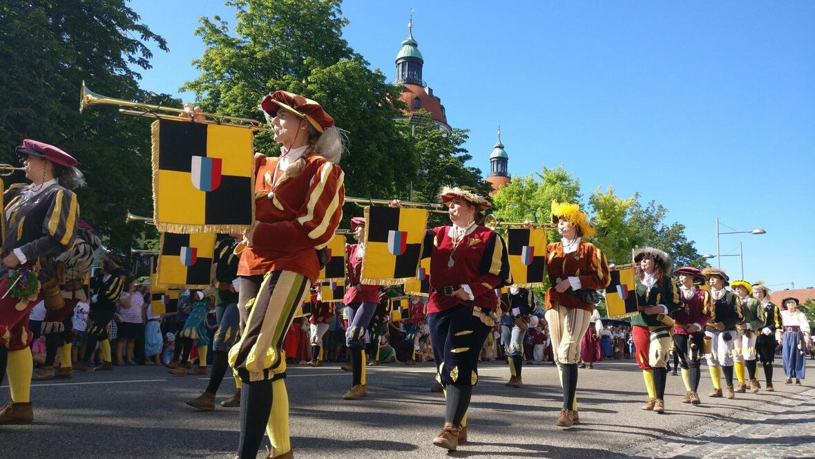 im-gleichschritt-zieht-der-fanfarenzug-an-den-besuchern-des-neuburger-schlossfestes-vorbei