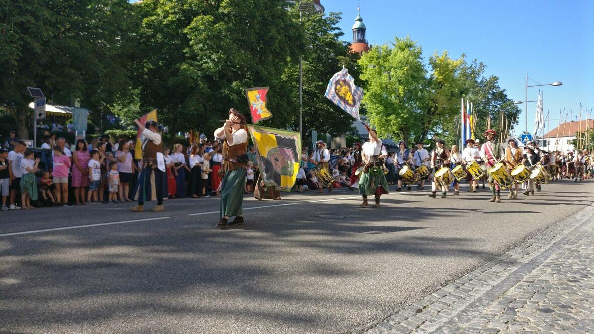 auch-die-landsknechte-haben-fahnenschwinger-mit-dabei