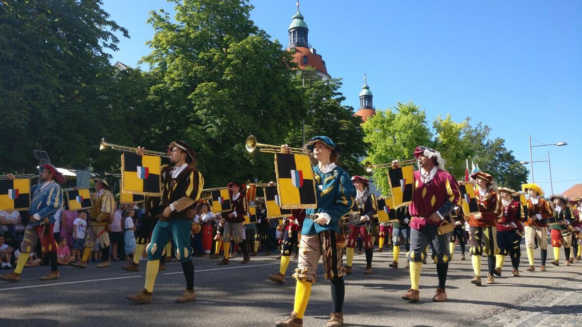 der-fanfarenzug-ottheinrich-gibt-beim-neuburger-schlossfest-umzug-den-takt-vor