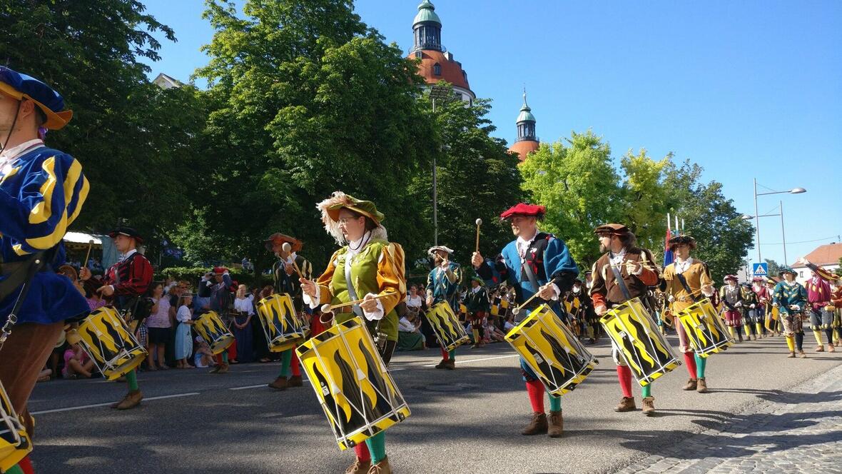 bestes-wetter-mit-strahlendem-sonnenschein-beim-neuburger-schlossfest-umzug