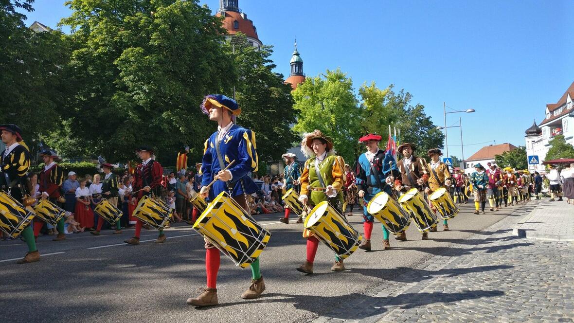 fanfarenzug-ottheinrich-in-neuburg-in-bunten-gewaendern