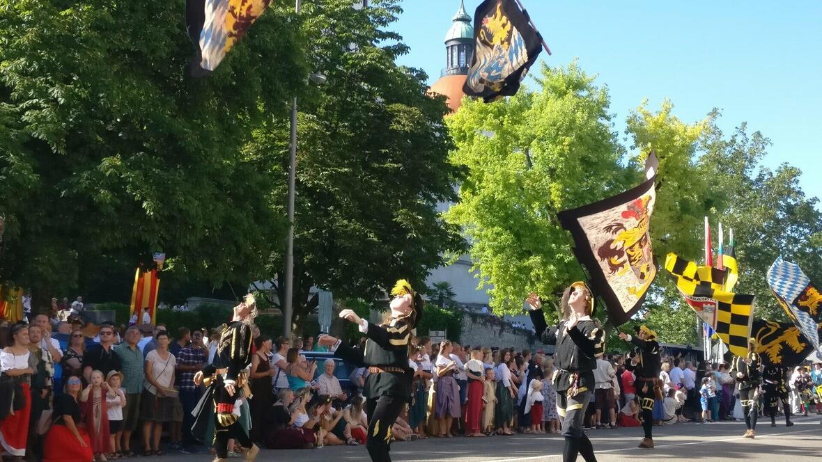 neuburger-fahnenschwinger-vor-beeindruckender-kulisse