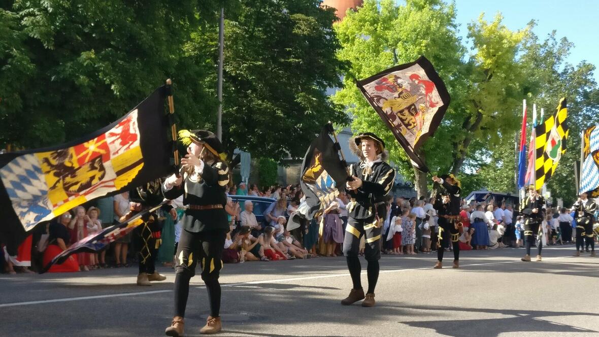 fanfarenzug-ottheinrich-aus-neuburg-mit-seinen-fahnenschwingern