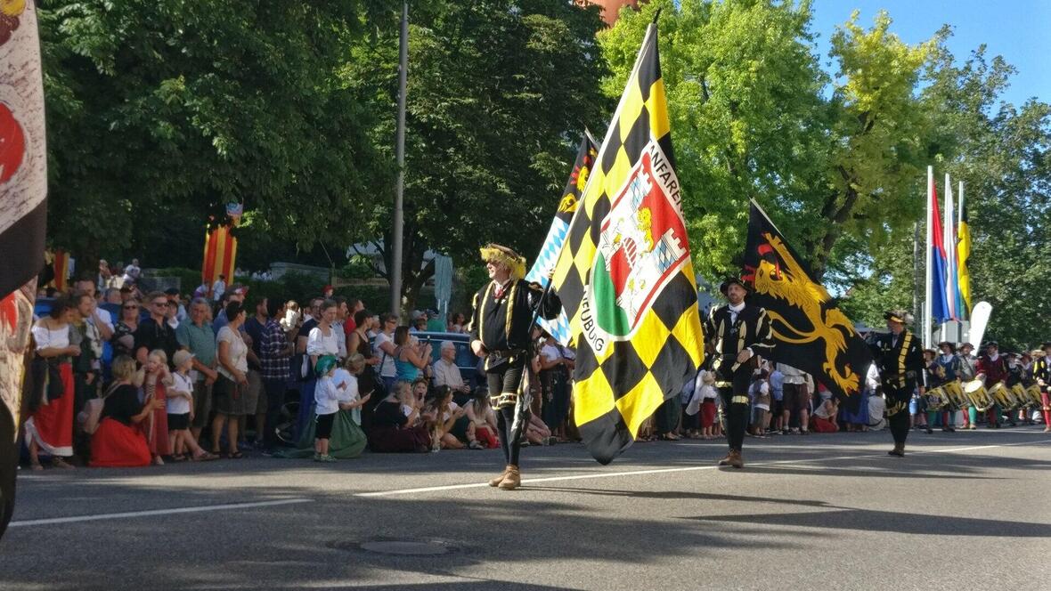 der-feierliche-einzug-zum-neuburger-schlossfest