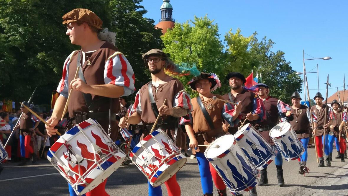 die-neuburger-stadtwache-mit-ihren-trommlern-und-hellebardentraegern