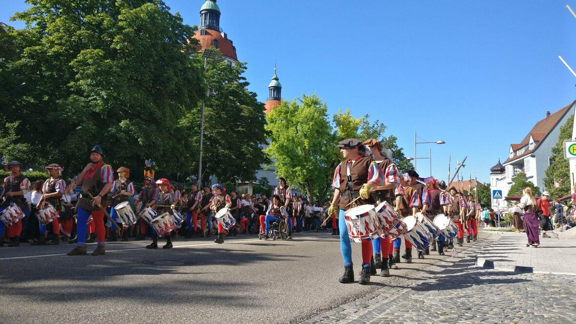 den-anfang-des-neuburger-schlossfest-umzuges-bildet-die-stadtwache