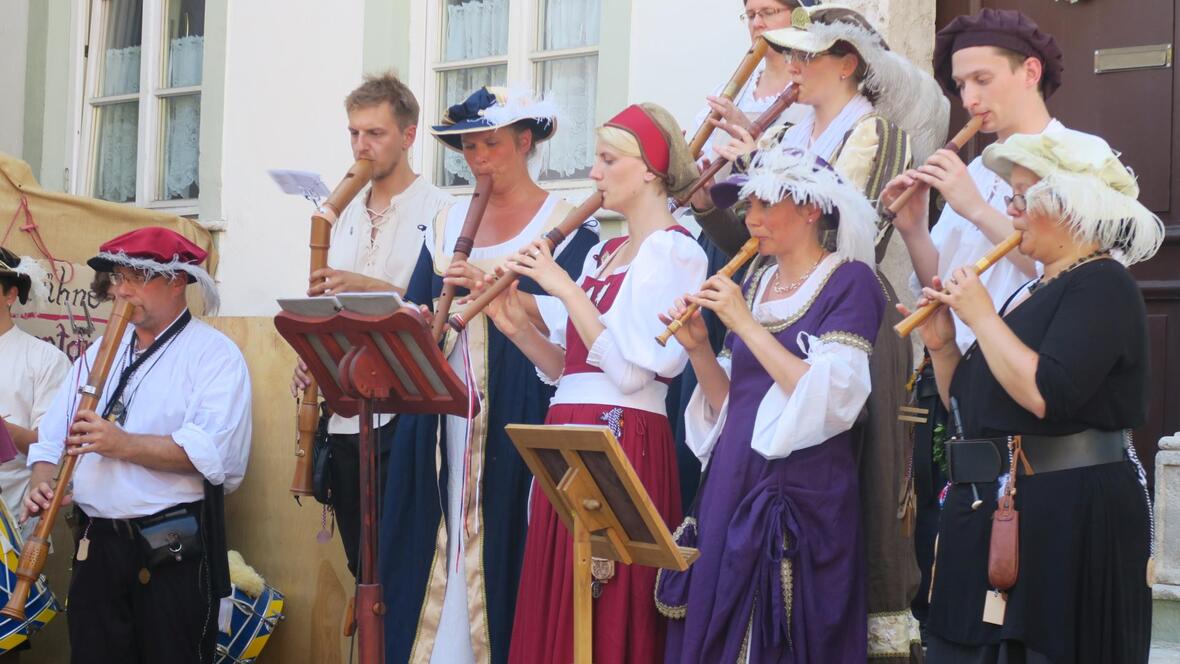 die-hoftaenzer-verzaubern-mit-historischen-klaengen-am-neuburger-schlossfest