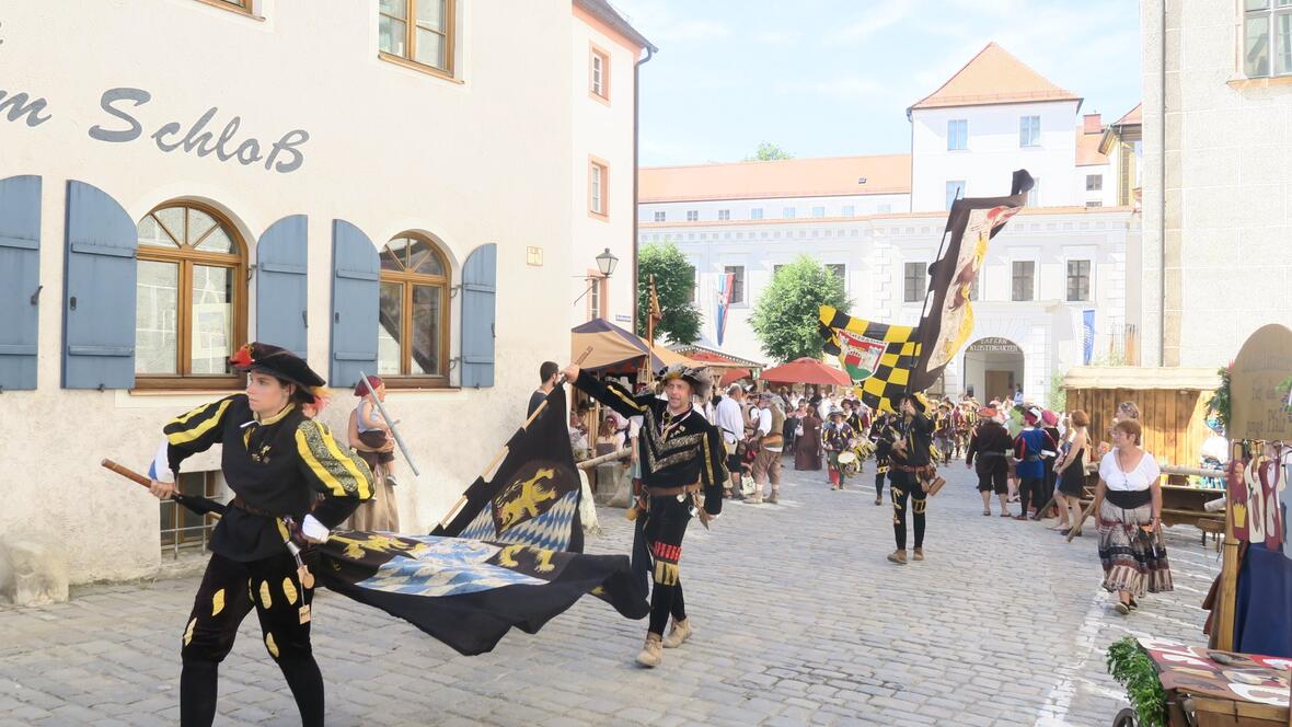 das-neuburger-schlossfest-fahnenschwinger