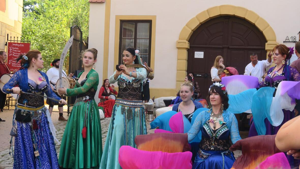 die-bauchtaenzerinnen-mit-tuechern-am-schlossfest-in-neuburg