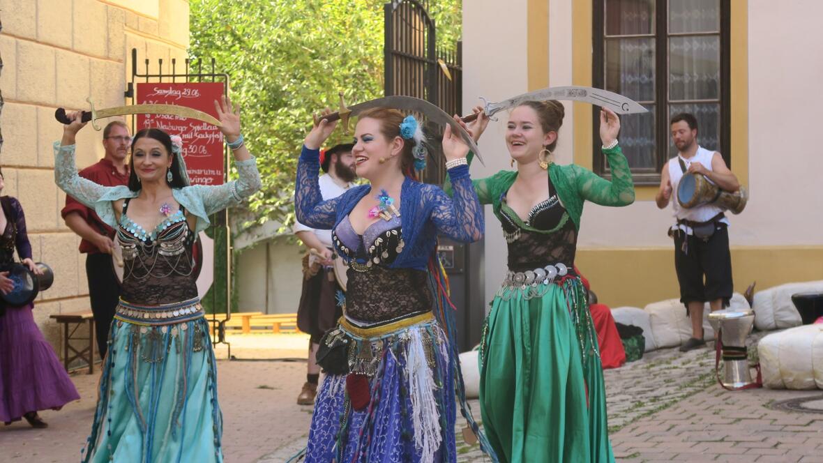 tanz-der-bauchtaenzerinnen-am-neuburger-schlossfest