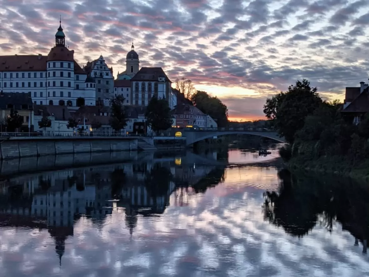 210930-leserfoto-aktion-neuburger-schloss-mit-sonnenuntergang