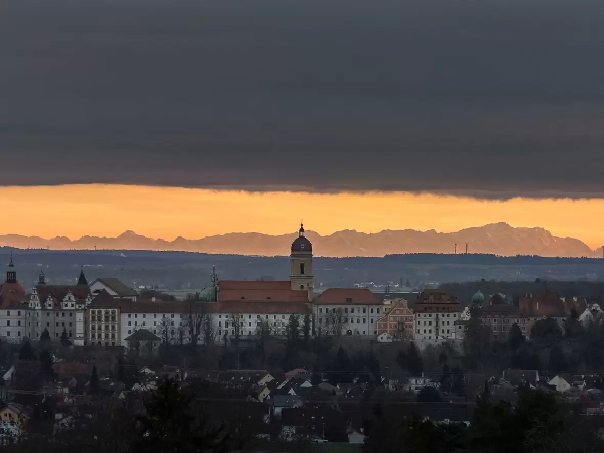 220203-leserfoto-aktion-neuburg-com-schloss-mit-alpen-im-hintergrund
