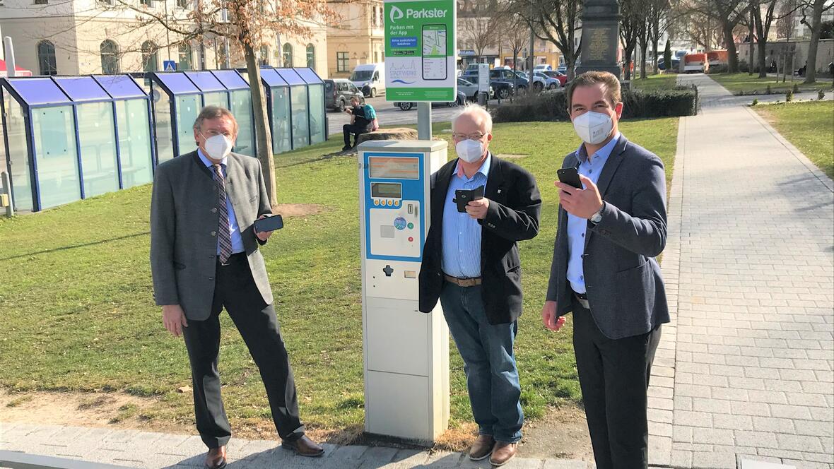 parkster-einfuehrung-links-ob-dr-bernhard-gmehling-mitte-stadtrat-matthias-enghuber-und-rechts-verkehrsreferent-bernhard-pfahler-neuburg-a-d-donau