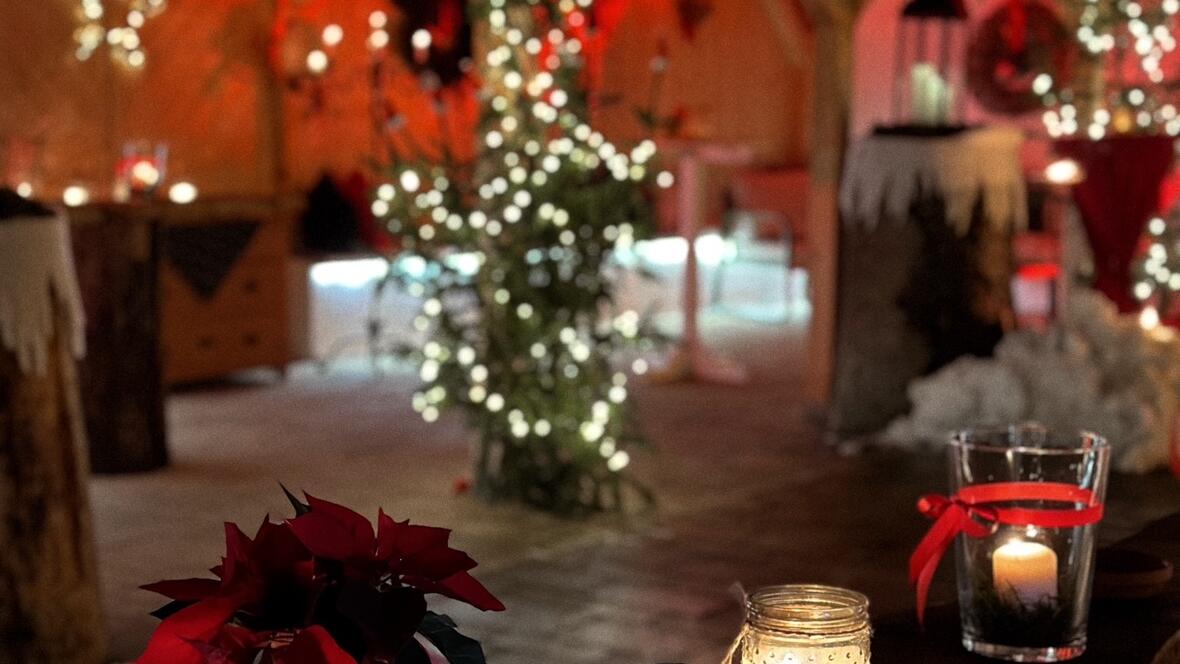 gv_2024_kirchbaur_hof_weihnachten_innehof_geschmueckt