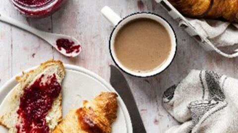 2026-02-16_12-50-55-fit_fuer_familie__familiy_talk_bei_broetchen_und_kaffee