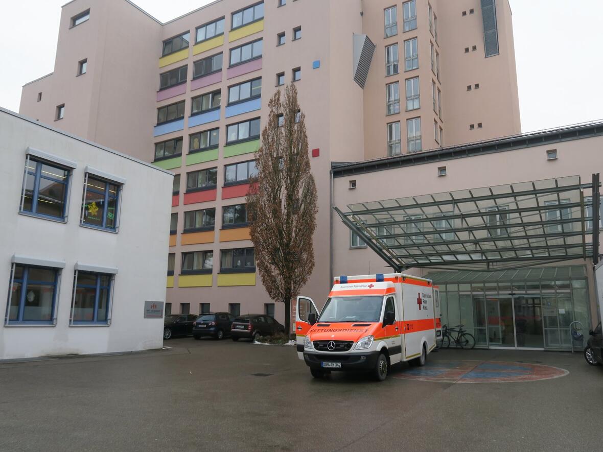 die-notaufnahme-mit-krankenwagen-davor