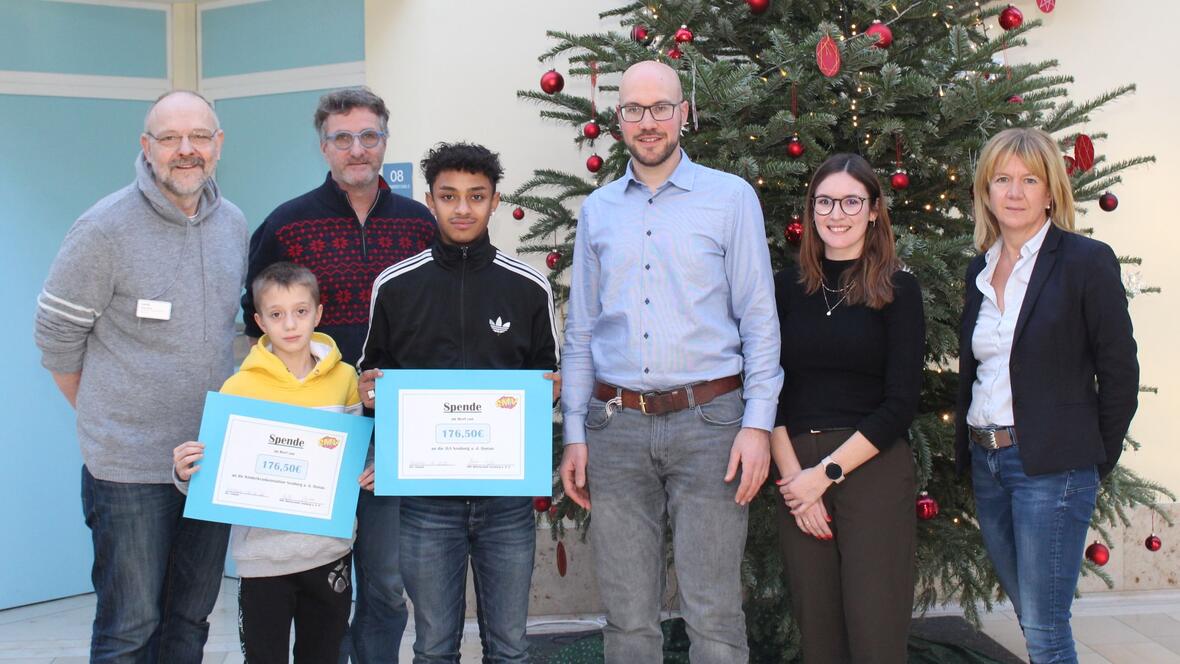 Kurz vor Weihnachten konnte die SMV der Mittelschule Neuburg ihre Spenden aus dem Nikolausverkauf übergeben. (v.l.) Thomas Bauch, Malik Abazi, Markus Bach, Beza Berhanu, Florian Schütz, Olesja Lening-Heinrich und Anna Graf