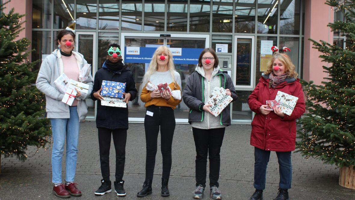 Geschenkeübergabe vom Jugendzentrum Neuburg. (v.l.) Belinda Stolte, Marvelous Thomas, Sigrid Graf, Katharina Witt und Sigrid Lösch