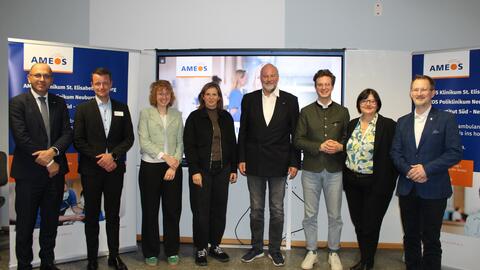 v.l. Freddy Eppacher, COO, CTO und Mitglied des Vorstandes, Florian Kern,   
Krankenhausdirektor im AMEOS Klinikum St. Elisabeth Neuburg, Nina Vogel, Stadträtin   
Neuburg, Katrin Göring-Eckardt, MdB Bündnis 90/Die Grünen, Dr. Axel Paeger, CEO,   
Vorsitzender des Vorstandes und Gründer von AMEOS, Leon Eckert, MdB Bündnis 90/Die   
Grünen, Karola Schwarz, Stadtratsmitglied Neuburg, Gerhard Schoder, Fraktionsvorsitzender   
Bündnis 90/Die Grünen im Stadtrat  
