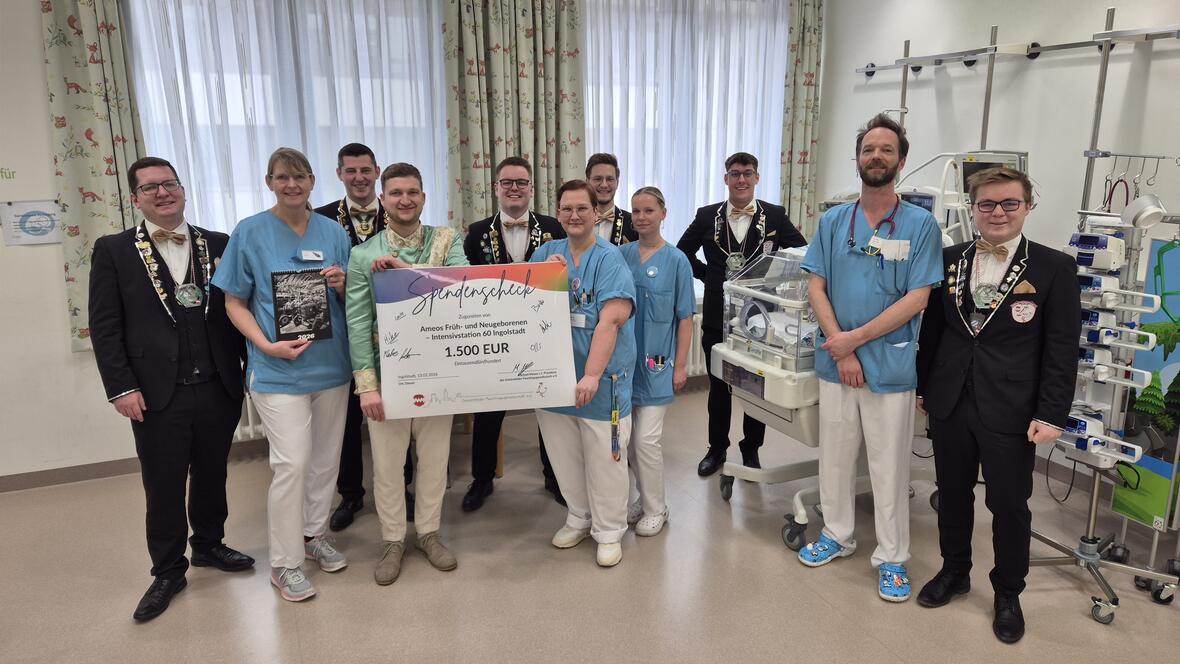 Die Faschingsgesellschaft Geisenfeld überreichte den Spendenscheck an Ulrike   
Flüthmann, Pflegekraft und Stillberaterin, Katja Stief, Stationsleitung, Janine Weger,   
Medizinische Fachangestellte und Fabian Müller, Oberarzt (v.l.n.r)