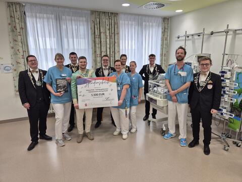 Die Faschingsgesellschaft Geisenfeld überreichte den Spendenscheck an Ulrike   
Flüthmann, Pflegekraft und Stillberaterin, Katja Stief, Stationsleitung, Janine Weger,   
Medizinische Fachangestellte und Fabian Müller, Oberarzt (v.l.n.r)