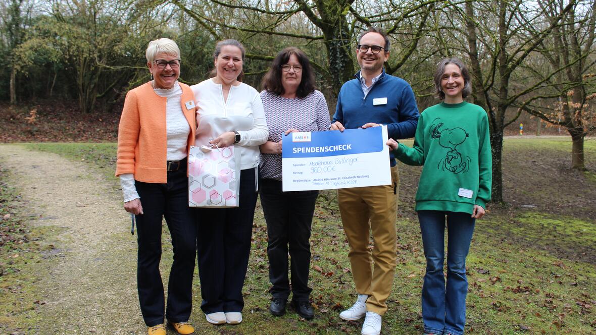  v.l. Monika Winter, Stationsleitung Tagesklinik, Aneta Ratuzny und Claudia Stadlmayr   
vom Modehaus Bullinger, Dr. Simon Mayer, Chefarzt in der Klinik für Kinder- und   
Jugendpsychiatrie und –psychotherapie und Dr. Eva Schnackenburg, Fachärztin  