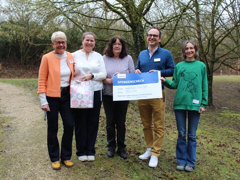  v.l. Monika Winter, Stationsleitung Tagesklinik, Aneta Ratuzny und Claudia Stadlmayr   
vom Modehaus Bullinger, Dr. Simon Mayer, Chefarzt in der Klinik für Kinder- und   
Jugendpsychiatrie und –psychotherapie und Dr. Eva Schnackenburg, Fachärztin  