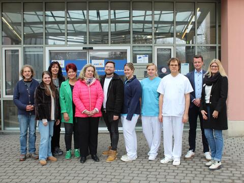 Die Hospizhelfer mit Elke Zitzelsberger, Ansprechpartnerin Hospizverein (4. v.l.), Dr.   
Alexander Sturm, Oberarzt, Neurologe (3. v.r.), Florian Kern, Krankenhausdirektor (2. v.r.),   
Christina Wenninger, Kompetenzbereich Pflege (r.) und den Delirbeauftragten der Stationen  