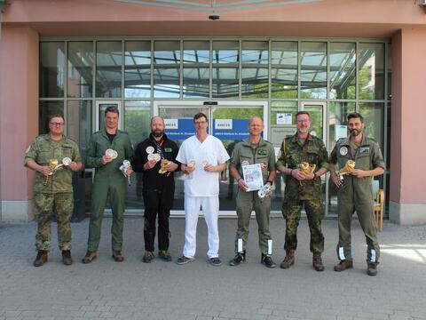 v.l. Florian Herrmann, 3. Vorstand Bavarian Tigers, Oberst Jürgen Schönhöfer, Kommodore TaktLwG 74, Andy Saschowa, Marketing Bavarian Tigers, Dr. Daniel Vilser, Chefarzt der Klinik für Kinder- und Jugendmedizin im AMEOS Klinikum St. Elisabeth Neuburg und am Standort Ingolstadt, Marcel Wenk, Marketing Bavarian Tigers, Artur Mayerföls, Tiger-Spieß und Stephan Kingl, 2. Vorstand Bavarian Tigers   