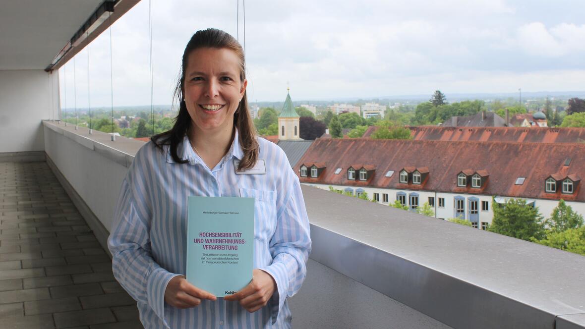 Dr. Teresa Tillmann präsentiert ihr Buch (ISBN 978-3-17-037918-3), das im Kohlhammer Verlag erschienen ist.