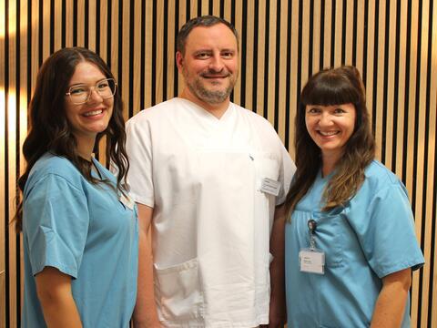 v.l. Katharina Spanner, Stillberaterin, Dr. medic Claudiu Fagadar, Chefarzt der Klinik für Frauenheilkunde und Geburtshilfe und Blanka Roth, Stillberaterin