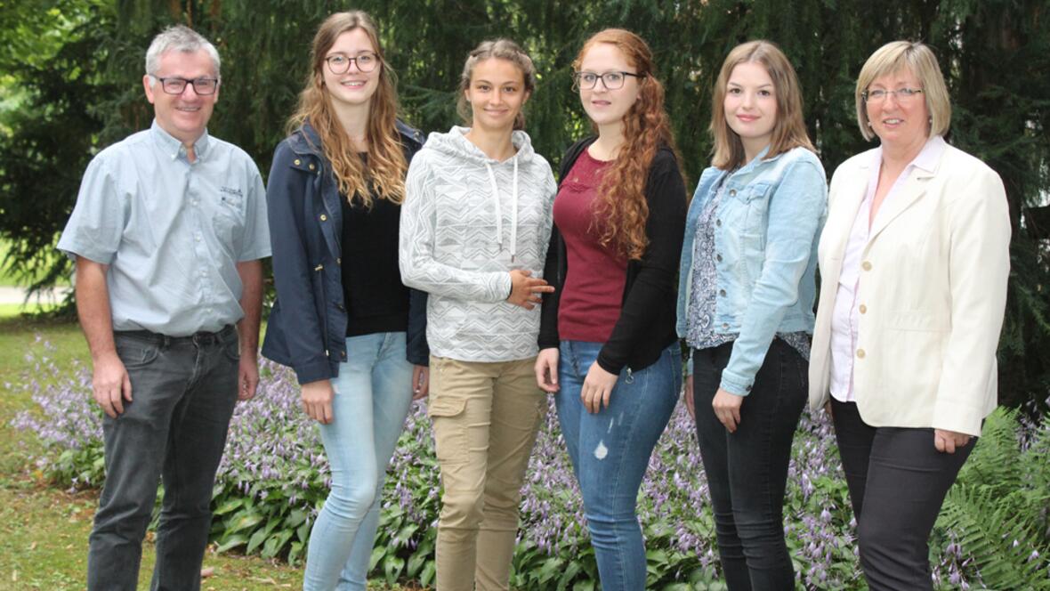 Konnten viele positive Eindrücke sammeln. (v.l.) Schulleiter Walter Heinrich, Melanie Köberl, Eva Breitenauer, Sophie Mayerhofer, Lisa Jungwirth und Geschäftsführerin Ulrike Kömpe | Bild: KJF/Thomas Bauch