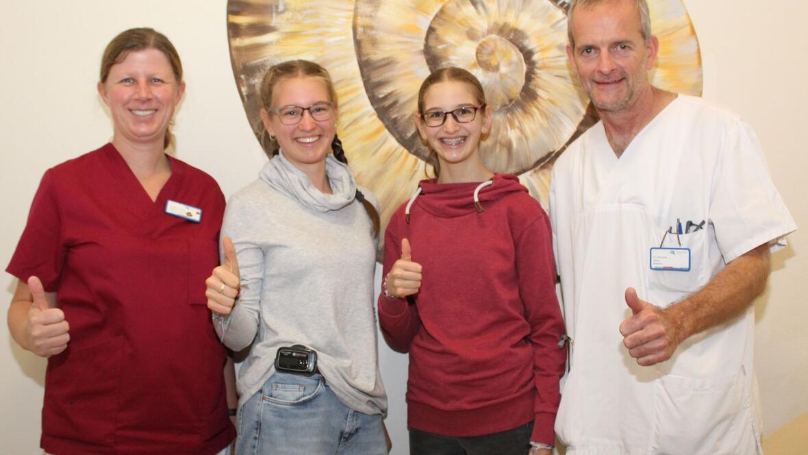 Das Diabetes-Team der KJF Klinik Sankt Elisabeth in Neuburg begleitet und betreut seit vielen Jahren junge Patientinnen und Patienten mit Diabeteserkrankungen.Bild von links: Diabetesfachpflegekraft Christine Huschka, Patientinnen Laura und Stefanie Würzburger sowie Oberarzt Dr. Uwe Ermer.