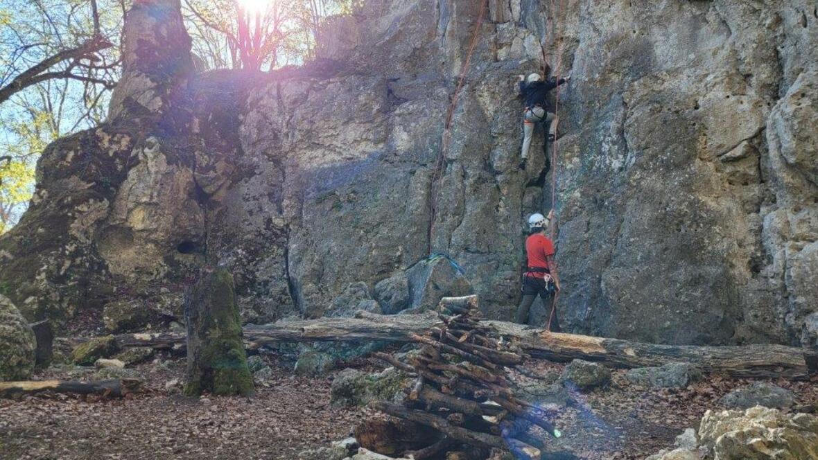 KJF Augsburg / Thomas Bauch  Der Freundeskreis unterstützt die Neuburger Klinik bei der Anschaffung einer neuen Kletterausrüstung. Diese kam in den Osterferien bei der ersten Klettertour der Jugendstation auf dem Konsteiner Felsen bereits zum Einsatz. 