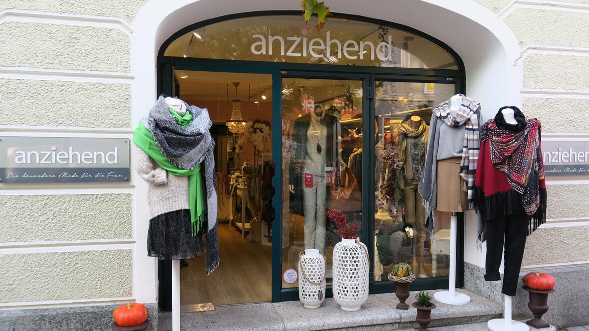 anziehend-eingang-faerberstrasse-mit-kleiderpuppen